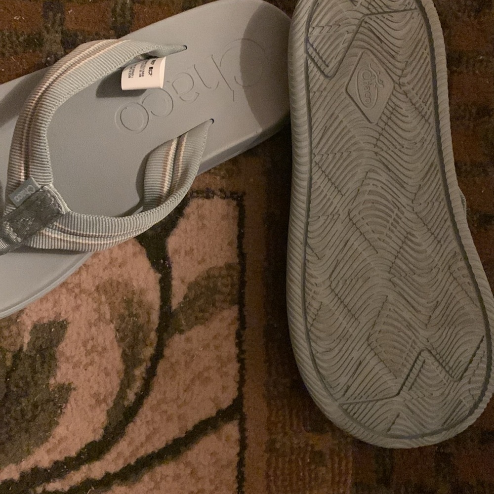 New Chaco flip flops  color Gray/silver Size6 - Picture 3 of 3